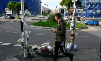 Des fleurs sont dĂ©posĂ©es Ă l'endroit oĂč Mehdi Kessaci a Ă©tĂ© tuĂ© Ă Marseille, le 18 novembre 2025 ( AFP / Christophe SIMON )