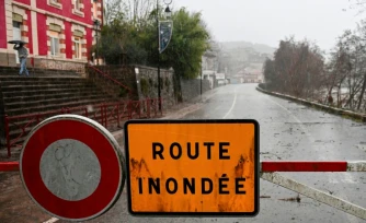 Route barrée à cause du débordement du fleuve Hérault à Laroque, le 22 décembre 2025