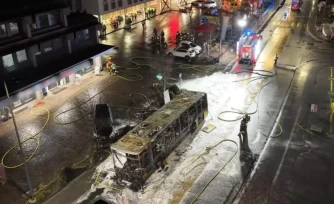   Photo diffusée le 10 mars 2026 par le canton de Fribourg montrant un bus incendié, où six personnes sont mortes, à Chiètres (Kerzers en allemand), en Suisse Etat de Fribourg - Staat Freiburg/AFP Handout