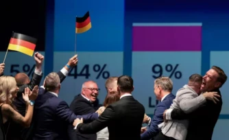 Des membres et des sympathisants du parti d'extrême droite allemand AfD après l'annonce des premiers résultats à Magdebourg, dans l’est de l'Allemagne, le 6 septembre 2026 ( AFP / Ronny HARTMANN )