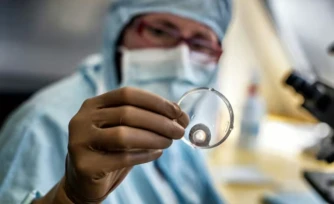 Un chirurgien réalise une greffe de cornée à l'hôpital Édouard Herriot de Lyon, le 2 avril 2012 ( AFP / Jeff PACHOUD )