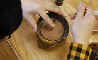 Préparation d'un brûleur d'encens par Aaron Tang, à Hong Kong, le 23 janvier 2025 ( AFPTV / William PATTERSON )