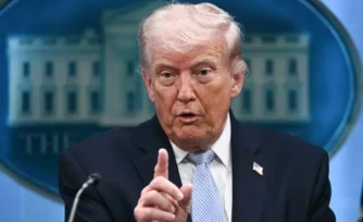 Le président américain Donald Trump lors d'une conférence de presse sur la guerre contre l'Iran, le 6 avril 2026 à Washington ( AFP / Brendan SMIALOWSKI )