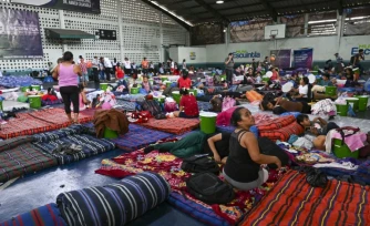 Des personnes évacuées se reposent dans un centre d'accueil aprÚs avoir fui leur village à la suite de l'éruption du volcan de Fuego à Escuintla, au Guatemala, le 4 août 2026