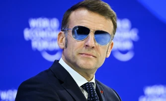  Emmanuel Macron à Davos le 20 janvier 2026, portant les lunettes de la société Henry Jullien. • © FABRICE COFFRINI / AFP