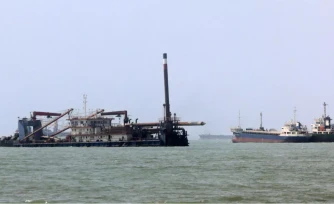 Photo d'archive montrant un navire passant à cÎté d'une péniche dans le détroit d'Ormuz, au large de Bandar Abbas, dans le sud de l'Iran, prise le 10 août 2026. © Atta Kenare, AFP