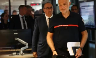 Le ministre français de l'Intérieur, Laurent Nuñez (c), visite une caserne de pompiers à Bordeaux, le 22 juillet 2026 ( AFP / ROMAIN PERROCHEAU )
