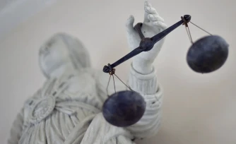 Un mineur non accompagné, identifié grâce à des analyses ADN et des images de vidéosurveillance, a été mis en examen et écroué pour le viol présumé d'une octogénaire à Rennes. (Illustration) - L. Venance/AFP