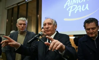 François Bayrou (c), maire sortant de Pau et candidat centriste du MoDem à sa réélection, prononce un discours aprÚs sa défaite au 2e tour des municipales, le 22 mars 2026 à Pau, dans les Pyrénées-Atlantiques ( AFP / GAIZKA IROZ )