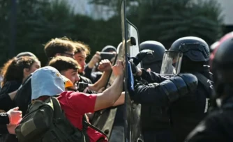 Des policiers anti-émeutes s'opposent à des lycéens lors d'une manifestation devant le lycée Le Corbusier, à Aubervilliers, le 1er octobre 2026 ( AFP / LOU BENOIST )