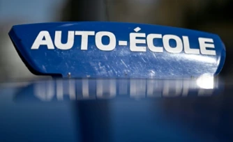 Une voiture d'auto-école à Béziers, le 18 juillet 2025 ( AFP / GABRIEL BOUYS )