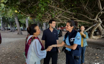 Région Réunion : la présidente de Région en visite sur le tournage de la série Les chercheurs d'or