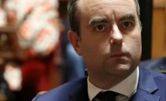 Le Premier ministre français Sébastien Lecornu assiste à une séance de questions au gouvernement au Sénat, à Paris, le 26 novembre 2025 ( AFP / GEOFFROY VAN DER HASSELT )