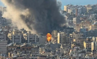 Des panaches de fumée s'élèvent suite aux bombardements israéliens sur la banlieue sud de Beyrouth le 2 mars 2026 ( AFP / IBRAHIM AMRO )