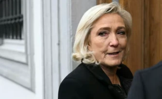 La présidente du groupe parlementaire RN à l'Assemblée nationale, Marine Le Pen, à Bruxelles le 17 décembre 2025 ( AFP / NICOLAS TUCAT )