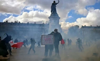 Des protestataires dans la fumée de gaz lacrymogènes lors d'une manifestation contre la vie chère place de la République à Paris, le 17 octobre 2026 ( AFP / Matthieu RONDEL )