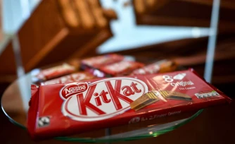 Un paquet de KitKat, de la marque Nestlé, installée en Suisse, le 20 octobre 2016. (FABRICE COFFRINI / AFP)