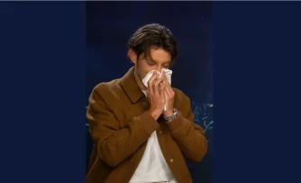 Un mouchoir usagé de Pierre Niney grimpe jusqu’à 100.000 euros aux enchères