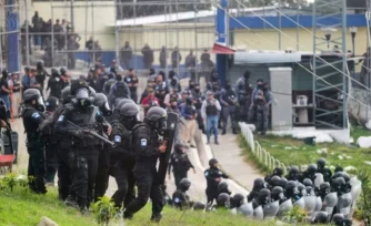 La police antiémeute guatémaltèque monte la garde devant l'entrée d'un établissement pénitentiaire, le 18 janvier 2026 à Guatemala ( AFP / Edwin BERCIAN )