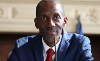 Le maire LFI de Saint-Denis, Bally Bagayoko, préside la première séance du nouveau conseil municipal de Saint-Denis, le 21 mars 2026 en Seine-Saint-Denis ( AFP / Ludovic MARIN )