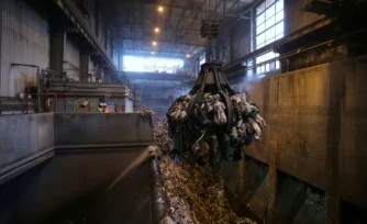 Un grappin transporte des déchets ménagers d'une fosse à ordures vers le four de l'incinérateur Isséane Syctom, Issy-les-Moulineaux, le 25 novembre 2023 en périphérie de Paris ( AFP / Thomas SAMSON )