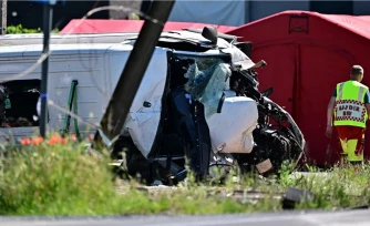 Un car scolaire après avoir été percuté par un train à Buggenhout, en Belgique, le 26 mai 2026. (DIRK WAEM / BELGA / AFP)