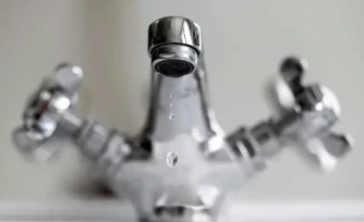 Des résidus issus d'un fongicide interdit depuis des années sont omniprésents dans l'eau potable ( AFP / Lionel BONAVENTURE )
