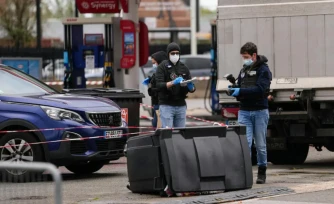 Des policiers examinent des indices sur les lieux d'une station-service oĂč un homme a ouvert le feu depuis sa voiture, Ă Trappes, en banlieue parisienne, le 23 octobre 2026. © Dimitar Dilkoff, AFP