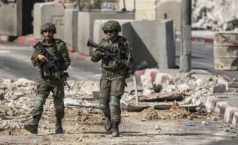 Des soldats israéliens en patrouille, le 24 octobre 2026 à Hébron, en Cisjordanie occupée