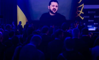 Les participants à un forum sur la sécurité à Varsovie écoutent le président ukrainien Volodymyr Zelensky par visioconférence le 12 octobre 2026