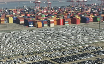 Des voitures en attente d'exportation au terminal à conteneurs de Longtan du port de Nanjing, dans la province du Jiangsu, le 14 janvier 2026 en Chine
