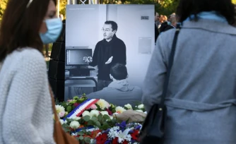 Un portrait de Samuel Paty lors d'une cérémonie hommage organisée à Eragny-sur-Oise, le 16 octobre 2021 dans le Val-d'Oise