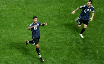Le milieu de terrain argentin Enzo Fernandez (à gauche) et l'attaquant Lionel Messi (à droite) lors de la demi-finale remportée contre l'Angleterre le 15 juillet 2026 à Atlanta