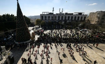 Une parade de scouts sur la place de la Mangeoire, devant la basilique de la Nativité à Bethléem, le 24 décembre 2025 en Cisjordanie occupée