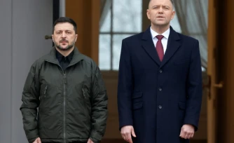 Le président polonais Karol Nawrocki (d) et le président ukrainien Volodymyr Zelensky à Varsovie, le 19 décembre 2025
