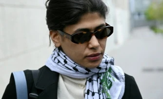 L'eurodéputée LFI Rima Hassan quitte les locaux de la police judiciaire à Paris, le 3 avril 2026