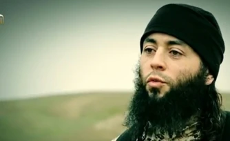 Image prise le 10 mars 2015 à partir d'une vidéo qui aurait été publiée par le groupe État islamique (EI) via Al-Furqan Media, l'une des plateformes jihadistes utilisées par l'EI sur le web, montrant le jihadiste français Sabri Essid alors qu'il s'adresse à une caméra en français dans un lieu non divulgué