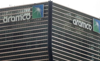 Le logo d'Aramco sur les tours du siĂšge Ă Riyad, le 9 mars 2026 en Arabie saoudite