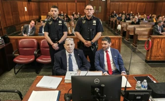 L'ancien producteur de cinéma américain Harvey Weinstein comparaît devant la Cour suprême pénale de l'État de New York, à Manhattan, le 21 avril 2026