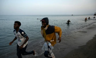 Des migrants arrivent dans l'enclave espagnole de Ceuta, le 31 juillet 2026, après l'avoir rejointe à la nage