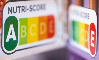 Un étiquetage "Nutri-score" sur une boßte de biscuits, à Paris, le 10 mars 2025