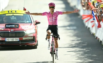 L'Équatorien Richard Carapaz célèbre sa victoire en solitaire lors de la 18e étape du Tour de France le 23 juillet 2026 à Orcières-Merlette