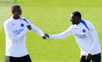 Le défenseur équatorien du Paris Saint-Germain, Willian Pacho, et son coéquipier, l'attaquant français, Ousmane Dembélé, lors d'une séance d'entraînement à Poissy, le 10 mars 2026