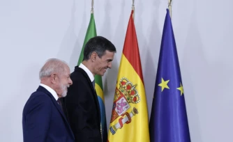 Le président brésilien Luiz Inacio Lula da Silva (à gauche) et le Premier ministre espagnol Pedro Sanchez, le 17 avril 2026 à Barcelone
