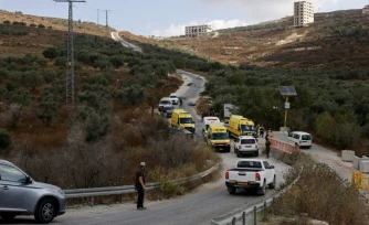 Des agents de sécurité et des ambulances arrivent sur les lieux de violences à la périphérie de Tell, en Cisjordanie occupée, le 24 juillet 2026