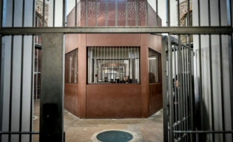 Un gardien à la prison de la Santé à Paris, le 12 avril 2019