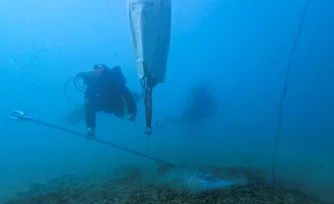 Des plongeurs professionnels installent un système d'amarrage écologique dans la baie de Porto Rafti, près d'Athènes, afin de protéger les herbiers de posidonie sensibles des fonds marins, le 11 février 2026 en Grèce