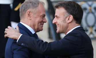Le président français Emmanuel Macron (à droite) et le Premier ministre polonais Donald Tusk à l'Elysée, à Paris, le 6 janvier 2026