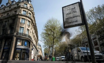 Titre de la chanson "Pour que tu m'aimes encore" de Céline Dion affiché dans Paris le 23 mars 2026