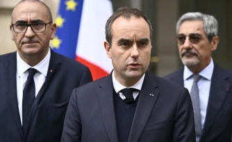 Le Premier ministre Sébastien Lecornu, au centre, s'exprime à l'issue d'une cellule interministérielle de crise, le 19 octobre 2026 à Paris